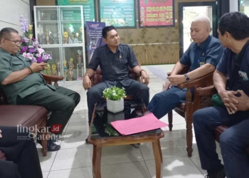 POTRET: Rokhmat Fifin menemui pihak Pengadilan Negeri Kendal untuk meminta petunjuk terkait rekomendasi dari Komisi Informasi. (Arvian Maulana/Lingkarjateng.id)