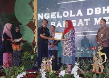 Wali Kota Semarang, Hevearita Gunaryanti Rahayu menerima penghargaan predikat terbaik dalam pengelolaan Dana Bagi Hasil Cukai Hasil Tembakau (DBHCHT) se-Jawa Tengah dari Kepala Kantor Wilayah Bea Cukai Jateng-DIY, Akhmad Rofiq di KPPBC TMP Tanjung Emas Jalan Yos Sudarso Kota Semarang, Selasa, 28 Februari 2024. (Humas Pemkot Semarang/Lingkarjateng.id)