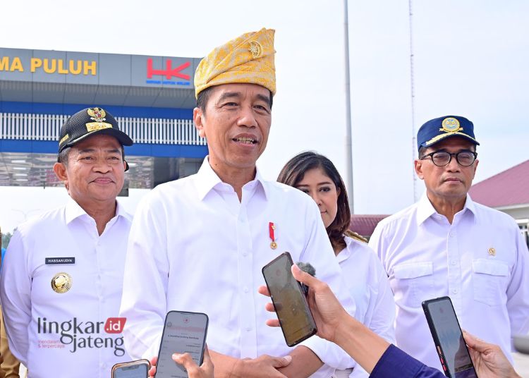 BERI KETERANGAN: Presiden RI, Joko Widodo (tengah) di Gerbang Tol Limapuluh, Kabupaten Batubara, Provinsi Sumatra Utara, pada Rabu, 7 Februari 2024. (Dok. Humas Sekretariat Presiden/Lingkarjateng.id)