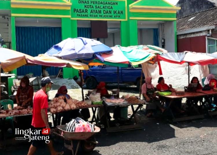 BERDAGANG: Suasana jual beli di Pasar Ayam dan Ikan Kota Salatiga. (Angga Rosa/Lingkarjateng.id)