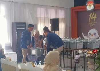 Rapat Pleno KPU Kendal Digelar, Daftar Pemilih Direvisi akibat Kesalahan Input 25 REKAPITULASI SUARA: PPK Kecamatan Ngampel, Kabupaten Kendal memastikan dokumen aman tersegel. (Unggul Priambodo/Lingkarjateng.id)