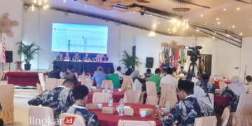 CERMAT: Pelaksaan rekapitulasi penghitungan suara Pemilihan Umum (Pemilu) 2024 tingkat Kabupaten Jepara di salah satu resto di Kabupaten Jepara, Rabu, 28 Februari 2024. (Muhammad Aminudin/Lingkarjateng.id)