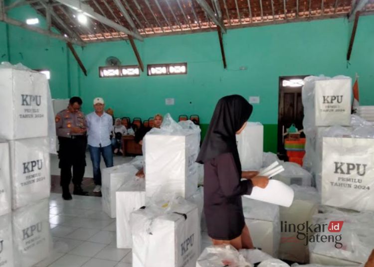 MERAPIKAN: Tampak petugas merapikan pengembalian logistik pemilu di PPK Kecamatan Randublatung, Kabupaten Blora. (Hanafi/Lingkarjateng.id)