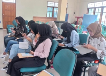 ROAD SHOW: Sejumlah peserta tampak mengikuti kegiatan Road Show Relasi Kerja di Desa/Kecamatan Boja, Kabupaten Kendal pada Kamis, 22 Februari 2024. (Robison/Lingkarjateng.id)