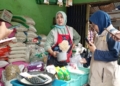 MENJUAL: Pedagang beras di Pasar Puri sedang melayani penjual, Senin, 19 Februari 2024. (Setyo Nugroho/Lingkarjateng.id)