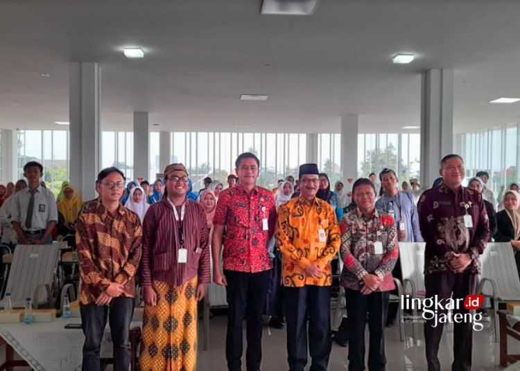 FOTO BERSAMA: Sekda Kendal Sugiono (ketiga dari kiri) bersama Kepala Dinarpus Kendal dan Ketua KPN 2024 dalam kegiatan Seminar Kepemudaan dengan tema Literasi Pemuda untuk Berkelanjutan Bangsa di Perpusda Kendal, Kamis, 22 Februari 2024. (Arvian Maulana/Lingkarjateng.id)