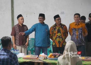 MONITORING: Sekretaris Daerah Kabupaten Kendal, Sugiono (kedua dari kiri), saat meninjau salah satu TPS pada Selasa, 13 Februari 2024 malam. (Dok. Pemkab Kendal/Lingkarjateng.id)
