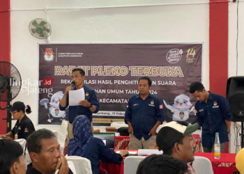 Soal Prediksi Perolehan Kursi Dewan, KPU Kabupaten Semarang Tegaskan Tetap Tunggu Hasil Rekap Manual 28 SAKSIKAN BERSAMA: Suasana Rapat Pleno Terbuka penghitungan suara manual berjenjang di masing-masing kecamatan di Kabupaten Semarang. (Dok. Pribadi/Lingkarjateng.id)