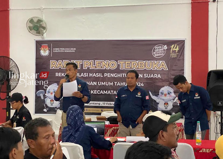 SAKSIKAN BERSAMA: Suasana Rapat Pleno Terbuka penghitungan suara manual berjenjang di masing-masing kecamatan di Kabupaten Semarang. (Dok. Pribadi/Lingkarjateng.id)