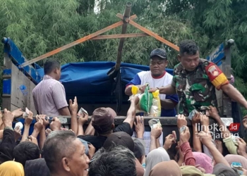 BERDESAKAN: Warga berdesakan untuk mendapatkan beras dengan harga murah saat operasi pasar di Kantor Kecamatan Wirosari, Kabupaten Grobogan. (Eko Wicaksono/Lingkarjateng.id)