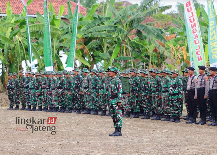 BARIS RAPI: Upacara Pembukaan Program TNI Manunggal Membangun Desa (TMMD) Sengkuyung I Tahun Anggaran (TA) 2024 di Lapangan Bulung Kulon, Kecamatan Jekulo, Kabupaten Kudus, Selasa, 20 Februari 2024. (Nisa Hafizhotus Syarifa/Lingkarjateng.id)