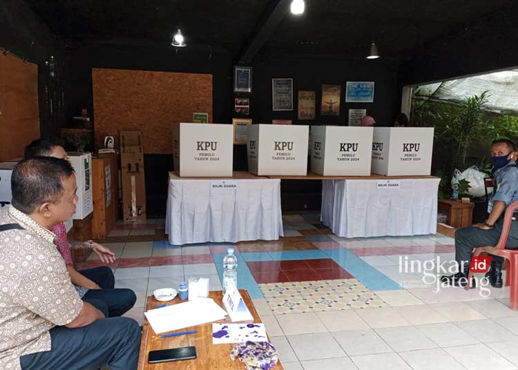 GUNAKAN HAK PILIH : Salah seorang warga mencoblos saat PSU di TPS 23 Kelurahan Kumpulrejo, Kecamatan Argomulyo, Kota Salatiga, hari ini Kamis, 22 Februari 2024. (Dok. Pribadi for Lingkar/Lingkarjateng.id) DOK.PRIBADI/LINGKAR