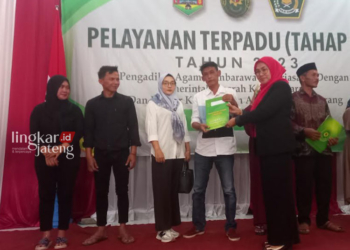 Penyerahkan kelengkapan administrasi kepada pasangan suami istri di Kecamatan Bancak, Kabupaten Semarang, beberapa waktu lalu usai mengikuti program sidang keliling atau sidang terpadu dari PA Ambarawa. (Hesty Imaniar/Lingkarjateng.id)