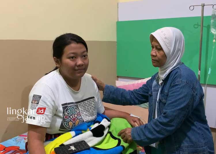 BERI KETERANGAN: Salah satu pasien Rumah Sakit Islam (RSI) Kendal, Dina Andriyani saat memberikan keterangan. (Arvian Maulana/Lingkarjateng.id)