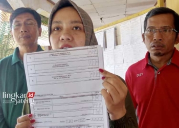 KLARIFIKASI : Ketua Panitia Pemungutan Suara (PPS) Desa Kenteng, Nining Setyaningsih saat memberikan klarifikasi. (Dok. PPS for Lingkar/Lingkarjateng.id)