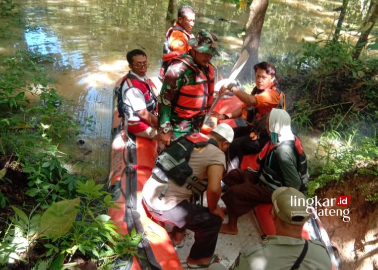 EVAKUASI: TRC BPBD Blora mengevakuasi warga yang terjebak banjir di Dukuh Kendaraan, Desa Bergolo, Kecamatan Ngawen, Kabupaten Blora pada Senin, 5 Februari 2024. (Dok. BPBD Blora/Lingkarjateng.id)