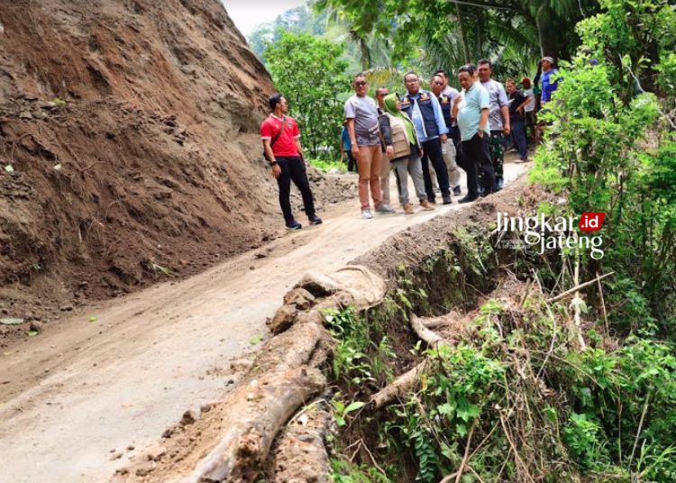 RAWAN LONGSOR: Penjabat Bupati Kudus, Muhamad Hasan Chabibie, bersama rombongan meninjau lokasi rawan bencana di Desa Menawan, Kecamatan Gebog belum lama ini. (Nisa Hafizhotus. S/Lingkarjateng.id)