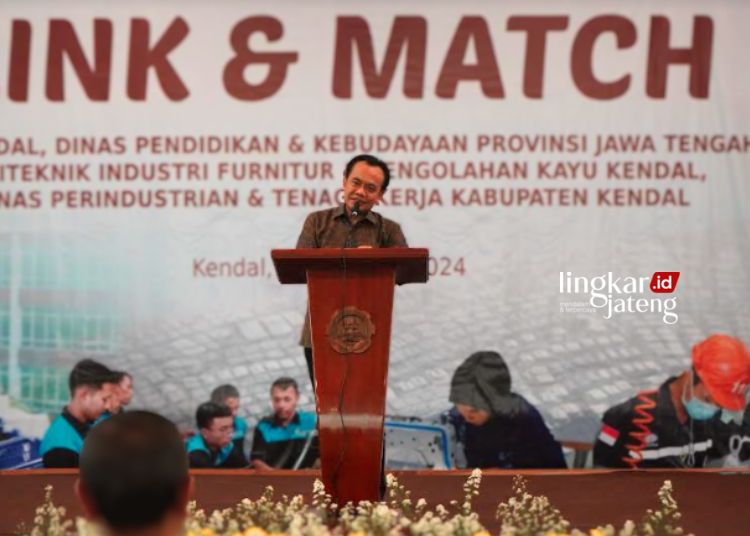 Program Link and Match Dinilai Tingkatkan Nilai Investasi di KEK Kendal 25 Sekretaris Kementerian Koordinator Bidang Perekonomian, Susiwijono Moegiarso, menghadiri kegiatan Link and Match KEK Kendal di Politeknik Industri Furnitur dan Pengolahan Kayu (Polifurneka) Kendal pada Jumat, 16 Februari 2024. (Arvian Maulana/Lingkarjateng.id)