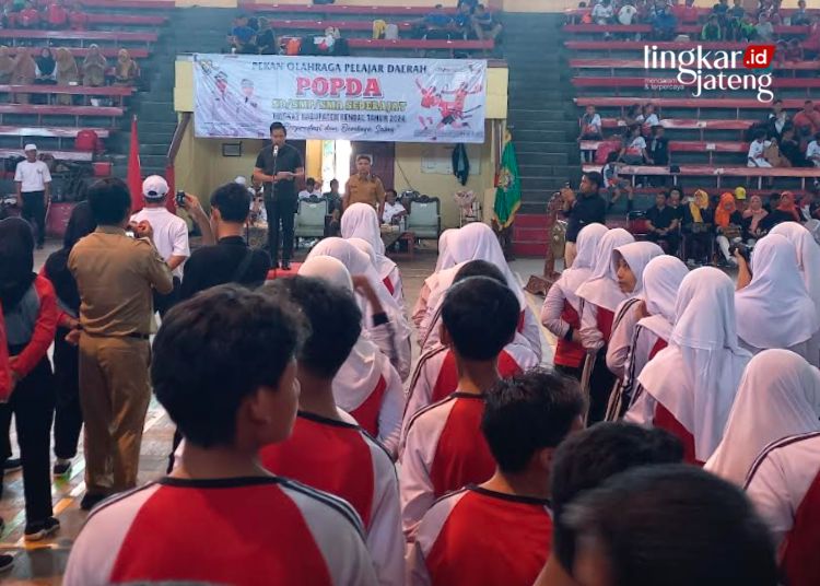 UPACARA: Bupati Kendal, Dico M. Ganinduto menyampaikan sambutan upacara pembukaan Popda Kendal di GOR Sasana Krida Bahurekso, Senin, 19 Februari 2024. (Arvian Maulana/Lingkarjateng.id)