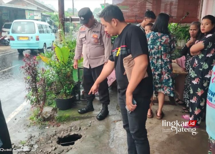 Terpeleset hingga Hanyut ke Selokan, Bocah di Salatiga Ditemukan Tewas 25 OLAH TKP: Sejumlah warga melihat lokasi ditemukannya bocah hanyut di selokan Nobowetan, Kelurahan Noborejo, Kecamatan Argomulyo, Kota Salatiga, Minggu, 25 Februari 2024. (Dok. Polres Salatiga/Lingkarjateng.id)
