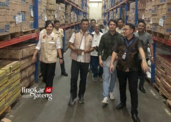 MONITORING: Ditreskrimsus Polda Jateng dampingi Tim Satgas Pangan Polri monitoring stok dan distribusi beras di salah satu pasar swalayan Kota Semarang pada Kamis, 22 Februari 2024. (Dok. Polda Jateng/Lingkarjateng.id)