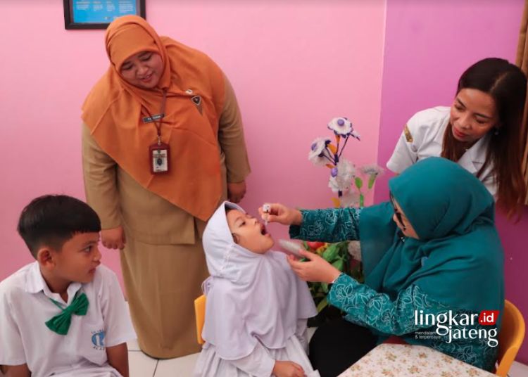 VAKSINASI: Seorang anak saat mendapatkan imunisasi novel Oral Polio Vaccine type 2 (nOPV2) di salah satu sekolah Taman Kanak-kanak (TK) di Salatiga, Senin, 19 Februari 2024. (Dok. Dinas Kesehatan Salatiga/Lingkarjateng.id)