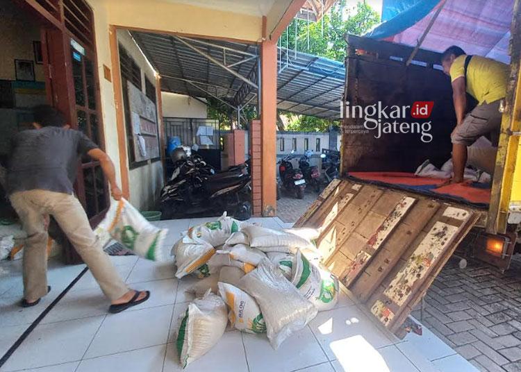 PENYALURAN: Bansos beras sedang diturunkan dari truk ke kantor Kelurahan Sukodono, Kecamatan Kendal, Kabupaten Kendal, Senin, 5 Februari 2024. (Robison/Lingkarjateng.id)