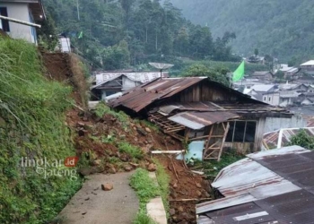 LONGSOR: Tanah longsor Dusun Jiwan, Desa Blumah, Kecamatan Plantungan, Kabupaten Kendal. (Unggul Priambodo/Lingkarjateng.id)