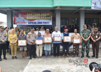 PEDULI: Panglima Kodam IV/Diponegoro dan Kapolda Jateng salurkan bantuan logistik di Posko Bancal Kecamatan Gajah, Kabupaten Demak pada Senin, 12 Februari 2024. (Dok. Kodam IV/Diponegoro/Lingkarjateng.id)
