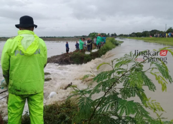 MELUAP: Warga setempat sedang berada di titik tanggul jebol, di perbatasan Desa Tambirejo dan Banjarsari, Rabu, 7 Februari 2024. (Dok. Warga/Lingkarjateng.id)