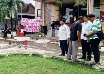 Warga geruduk Balai Desa Langse menuntut oknum Perangkat Desa yang diduga melakukan tindak korupsi dipecat Rabu, 7 Februari 2024. (Setyo Nugroho/Lingkarjateng.id)