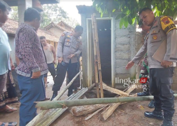 OLAH TKP: Kepolisiann setempat melakukan penyelidikan di lokasi jatuhnya seorang nenek di Bangsri Jepara yang tewas usai tercebur tempat pembuangan air sedalam 4 meter pada Rabu pagi, 2 Februari 2024. (Muhammad Aminudin/Lingkarjateng.id)