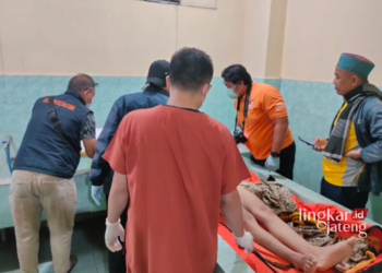 Bencana Alam Hantam Kabupaten Semarang, 1 Orang Tewas Terseret Banjir Bandang 32 EVAKUASI: Proses evakuasi korban tewas akibat hanyut pada banjir bandang yang disebabkan meningkatnya debit air di sepanjang sungai di Kabupaten Semarang, sejak Senin (5/2) sore. (Humas Polres Semarang/Lingkarjateng.id)