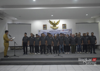 PENGUKUHAN: Bupati mengukuhkan Forwaken di Kendal pada Senin, 12 Februari 2024. (Robison/Lingkarjateng.id)