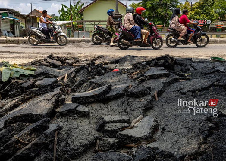 MENGELUPAS: Kendaraan bermotor melaju perlahan saat melintasi jalan yang rusak terdampak banjir di jalur utama pantura Demak-Kudus Kilometer 44 di Kecamatan Karanganyar, Demak, Minggu, 24 Maret 2024. (Antara/Lingkarjateng.id)