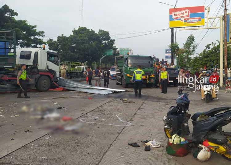 PENANGANAN : jajaran polres Kendal saat menangani laka di jalan raya Pantura Wonotenggang, Kecamatan Rowosari, Kendal pada Kamis, 7 Maret 2024. (Dok Pribadi for Lingkar/Lingkarjateng.id)