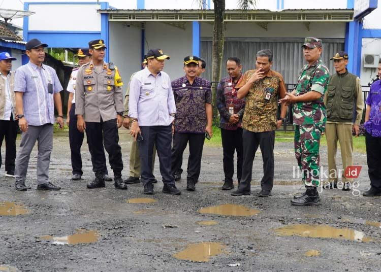 MONITORING: Pj Bupati Jepara, Edy Supriyanta bersama jajaran saat memonitoring pasokan elpiji di salah satu SPBE di Kabupaten Jepara. (Dok. Diskominfo Jepara for Lingkar/Lingkarjateng.id)
