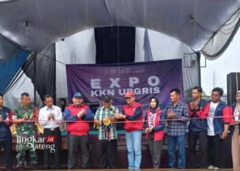 SIMBOLIS: Camat Boja, Sunarto, membuka Expo KKN di RTH Boja, Kendal pada Sabtu, 9 Maret 2024. (Arvian Maulana/Lingkarjateng.id)