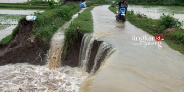 BANJIR: Jalan Dukuh Karangsari RT 04 RW 01 Desa Clering, Kecamatan Donorojo, Kabupaten Jepara tergerus air hujan pada Sabtu, 9 Maret 2024. (BPBD Jepara/Lingkarjateng.id)