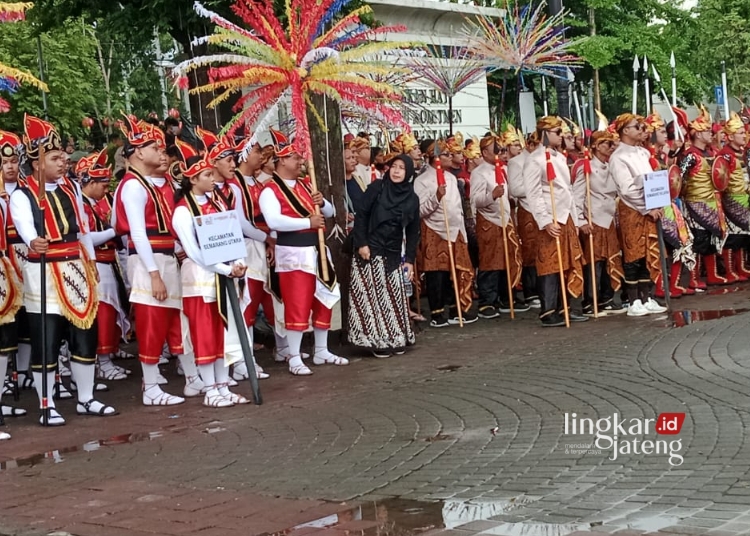 BERBARIS: Pasukan kirab Dugderan berbaris di Balai Kota Semarang Sabtu, 9 Maret 2024. (Rizky Syahrul Al-fath/Lingkarjateng.id)