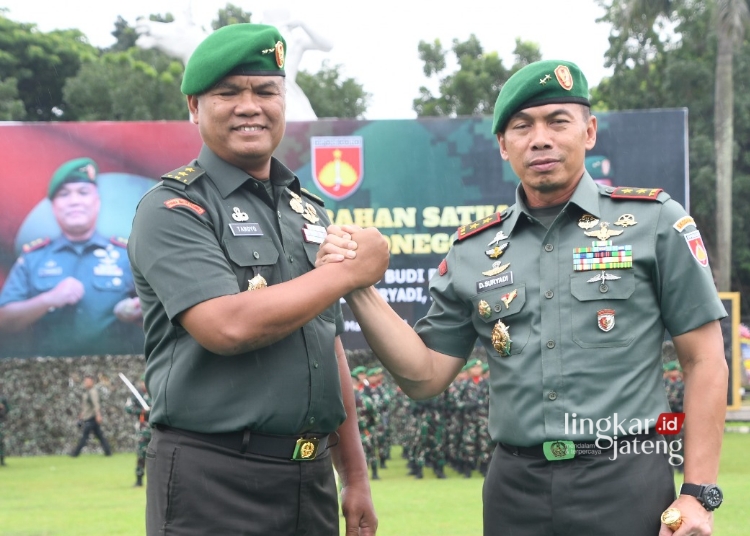 BERSINERGI: Serah terima jabatan Pabgdam IV/Diponegoro oleh Mayjen TNI Tandyo Budi R., S., Sos., kepada Mayjen TNI Deddy Suryadi, S.I.P., M.Si. dalam kegiatan apel di di Lapangan Makodam, Sabtu, 9 Maret 2024. (Do. Pendam IV Diponegoro/Lingkarjateng.id)