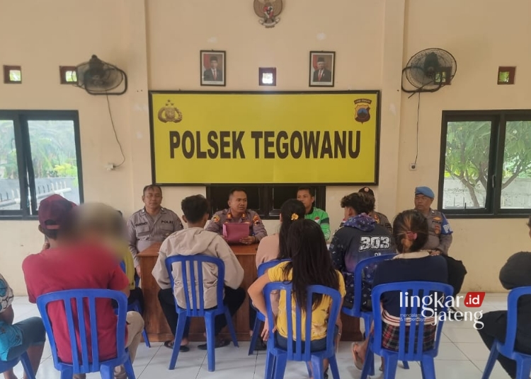 MENGAMANKAN: Petugas Polsek Tegowanu memberikan pembinaan terhadap empat pasangan tak resmi yang terjaring razia gabungan di Kantor Polsek Tegowanu, Grobogan, Senin, 11 Maret 2024. (Dok. Polres Grobogan/Lingkarjateng.id)