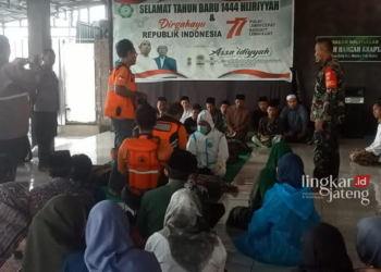 BERDUKA: Ketiga santri Pondok Pesantren (Ponpes) Assa’idiyah di Desa Kirig Kecamatan Mejobo saat ditemukan dalam keadaan meninggal dunia usai hanyut di area persawahan yang terendam banjir sedalam 2,5 meter, Jumat, 15 Maret 2024. (Nisa Hafizhotus Syarifa/Lingkarjateng.id)