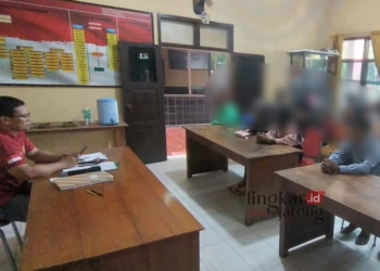 MENGAMANKAN: Petugas kepolisian memberikan pembinaan terhadap kesembilan pasangan tak resmi yang terjaring razia. (Eko Wicaksono/Lingkarjateng.id)