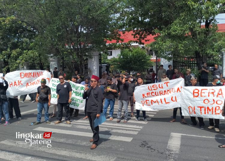 DEMO: Aliansi Rakyat Menggugat demo di kompleks Gedung DPRD Pati menuntut pengusutan kecurangan pemilu, Jumat, 1 Maret 2024. (Arif Febriyanto/Lingkarjateng.id)