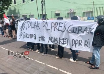 POTRET: UNJUK RASA: Puluhan masyarakat yang tergabung dalam Aliansi Rakyat Menggugat saat melakukan aksi unjuk rasa di depan Kantor Komisi Pemilihan Umum (KPU) Kabupaten Jepara, pada Selasa, 5 Maret 2024. (Tomi Budianto/Lingkarjateng.id)