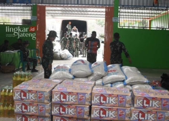 BANTUAN KORBAN BANJIR: Bantuan logistik untuk korban banjir dari Alumni Parikesit. (Dok. Pendam IV/Diponegoro for Lingkar/Lingkarjateng.id)