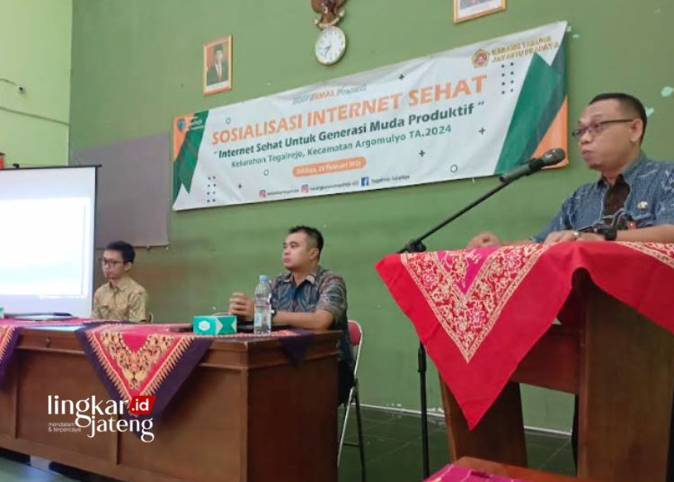 SOSIALISASI: Sejumlah pemateri menyampaikan sosialisasi internet sehat terhadap pemuda Kelurahan Tegalrejo, Kecamatan Argomulyo, Kota Salatiga di Balai Kelurahan Tegalrejo, Kamis, 29 Februari 2024. (Dok. Humas Kelurahan Tegalrejo/Lingkarjateng.id)