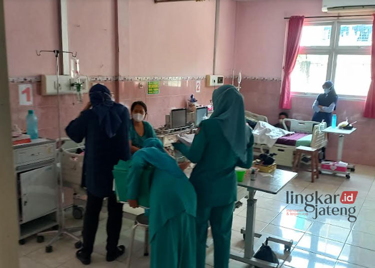 MEMERIKSA: Petugas kesehatan RSUD dr H Soewondo Kendal sedang memeriksa kondisi pasien, Rabu, 6 Maret 2024. (Arvian Maulana/Lingkarjateng.id)