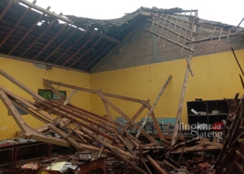 LAPUK: Bangunan SDN 4 Ujungpandan roboh dimakan usia. (Tomi Budianto/Lingkarjateng.id)